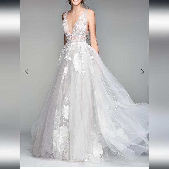 Galatea Wedding Dress and Veil - Picture 1 of 8